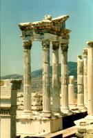 Pergamo-tempio di Traiano-particolare 1.jpg